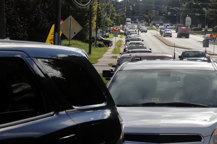 ▲12일(현지시간) 미국 오이스터 포인트 도로가 허리케인 재난 물품을 받으려는 차량들로 길게 늘어서 있다.(AP/연합뉴스)