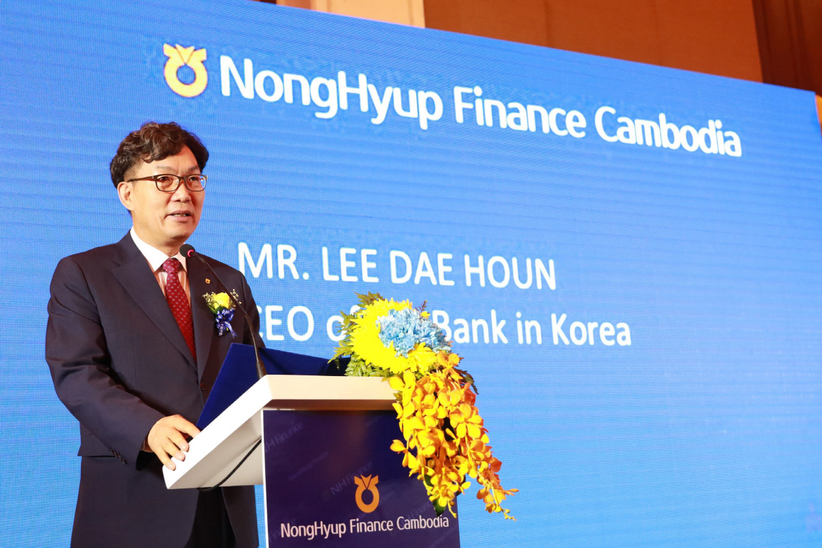 ▲이대훈 NH농협은행장이 11일 캄보디아 프놈펜에서 열린 농협파이낸스 캄보디아 출범식에서 개회사를 하고 있다. 사진제공=NH농협은행
