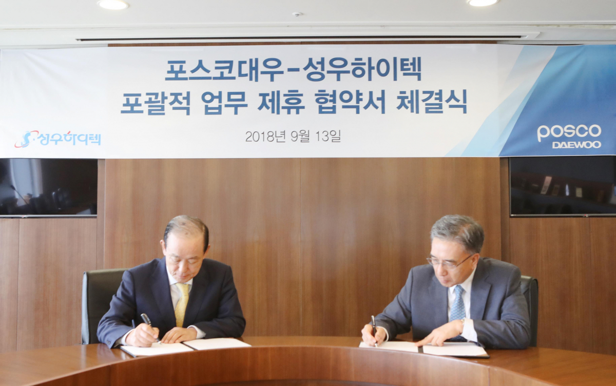 ▲포스코대우는 13일 성우하이텍사와 현지 차체부품 공급 및 판매 등에 대한 사업 협력 MOU를 체결하고 있다. 김영상 포스코대우 사장(우측)과 이명근 성우하이텍 회장(좌측).(사진 제공=포스코대우)