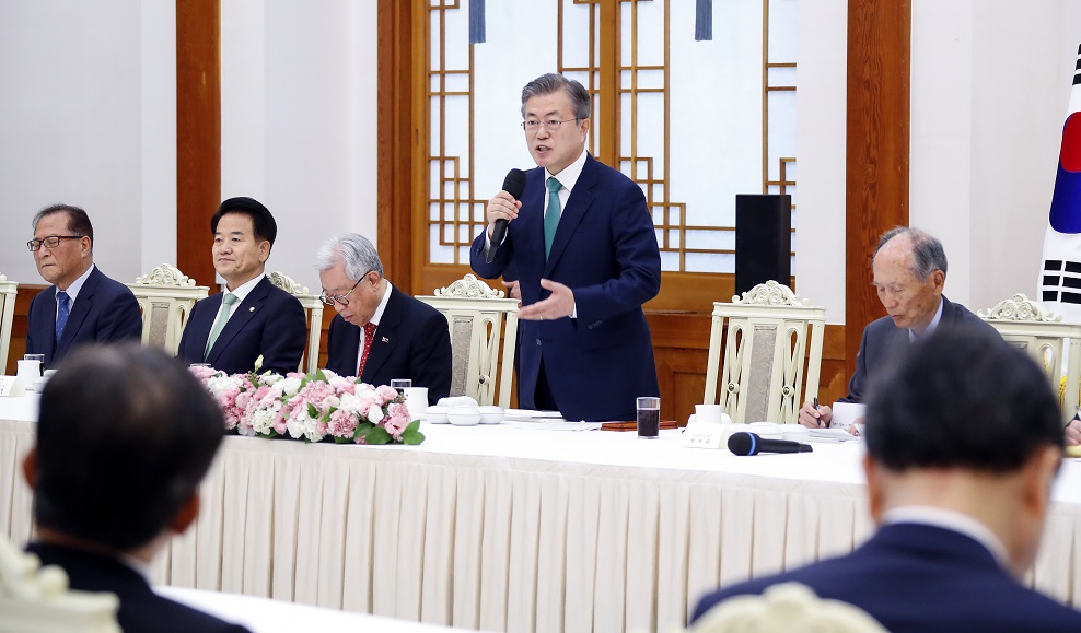 ▲문재인 대통령이 13일 낮 청와대에서 열린 남북정상회담 원로자문단 간담회에서 인사말을 하고 있다. 오른쪽부터 박재규 경남대 총장, 문 대통령, 한완상 서울대 명예교수, 정동영 민주평화당 대표, 정세현 한반도평화포럼 이사장.(연합뉴스)