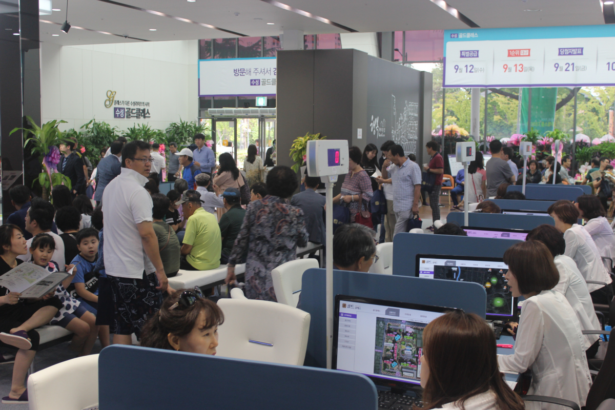 ▲'수성 골드클래스' 홍보관을 찾은 방문객들의 모습(사진=보광종합건설)