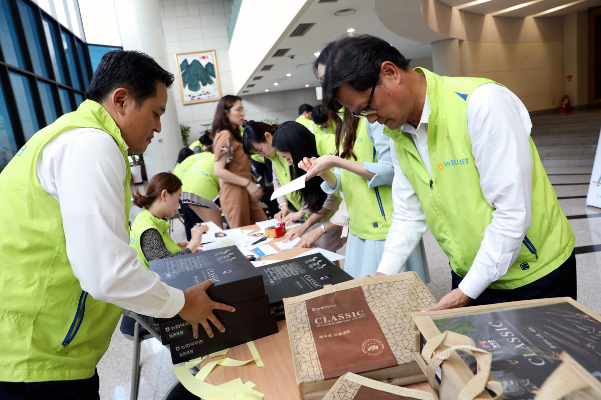 ▲NH투자증권 임직원은 13일 NH투자증권 본사 4층 강당 로비에서 결식아동 및 저소득층 가정을 위한 추석맞이 선물KIT를 직접 준비하고 있다. (사진제공=NH투자증권)