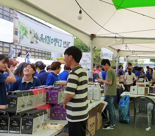 ▲삼성전기가 14일 수원, 세종, 부산 3개 사업장에서  '자매마 추석 직거래장터’를 열었다고 밝혔다.(사진제공=삼성전기)