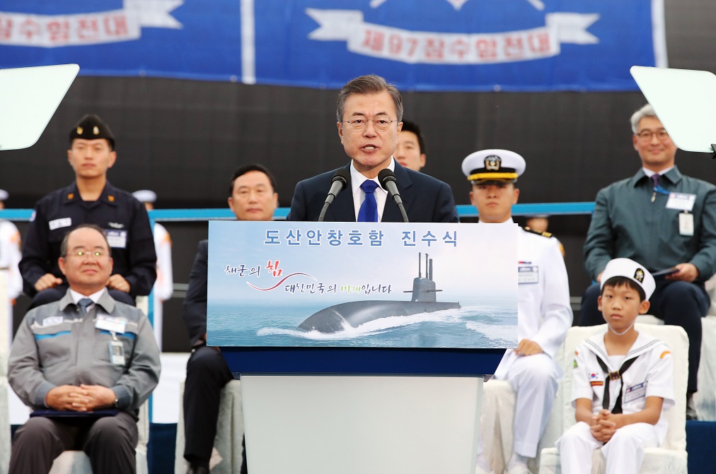 ▲문재인 대통령이 14일 오후 경남 거제시 두모동 대우조선해양에서 열린 도산 안창호 함 진수식에서 축사하고 있다. (연합뉴스)