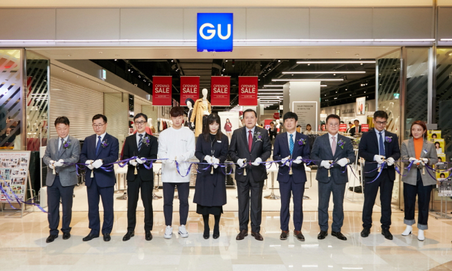 ▲14일 GU롯데월드몰점 오픈을 기념하며 유노키 오사무 GU 대표이사 겸 사장(왼쪽에서 세번째), 홍성호 에프알엘코리아 공동 대표(오른쪽에서 네번째), 오사코 히로후미 에프알엘코리아 GU 사업 책임자(오른쪽에서 두번째) 및 황각규 롯데지주 부회장(오른쪽에서 다섯번째)을 비롯한 롯데그룹 주요 내빈 인사와 매장 첫 번째 고객이 테이프 컷팅식에 참여하고 있다.