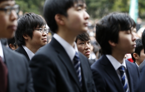 ▲지난해 7월 일본 도쿄에서 열린 구직박람회에 참석한 대학생들이 연사의 말을 듣고 있다. 도쿄/AP뉴시스
