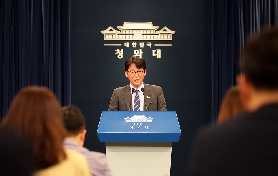 ▲권혁기 춘추관장이 14일 오후 춘추관 대브리핑룸에서 남북 고위급 실무회담 결과에 대해 브리핑하고 있다.(연합뉴스)