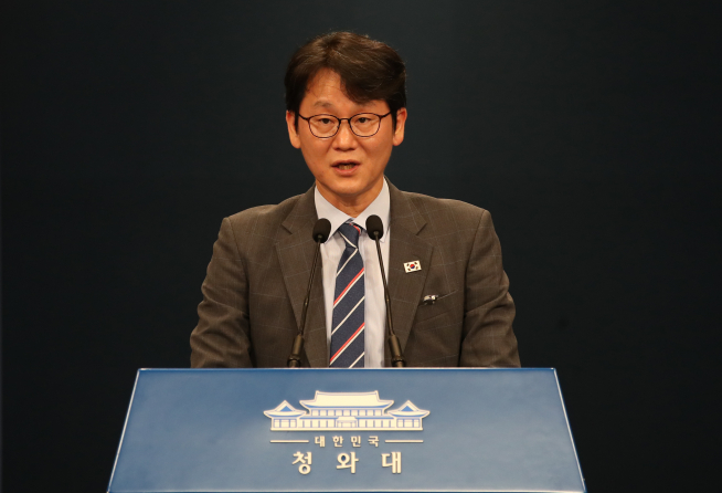 ▲권혁기 춘추관장이 14일 오후 춘추관 대브리핑룸에서 남북 고위급 실무회담 결과에 대해 브리핑하고 있다(사진=연합뉴스)