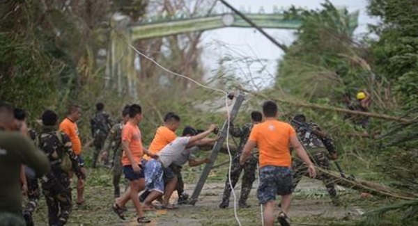 ▲태풍 '망쿳'의 영향으로 전봇대와 가로수가 무너진 필리핀 도로(AFP/연합뉴스)