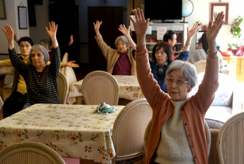 ▲일본 도쿄의 한 노인복지시설에서 노인들이 체조를 하고 있다. 도쿄/AP뉴시스