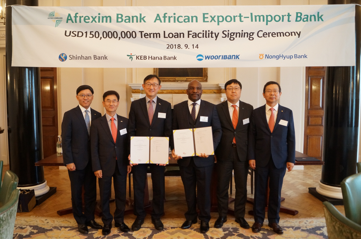 ▲14일 영국 런던 소재 The Ned Hotel에서 열린 ‘아프리카 수출입은행 신디케이션론 서명식’에서 신한은행 허영택 부행장(왼쪽에서 첫 번째)과 서승현 런던지점장(왼쪽에서 두 번째), 아프리카수출입은행 데니스 덴야(Denys Denya) 부행장(왼쪽에서 세 번째)이 서명식을 마친 후 관계자들과 함께 기념 촬영을 하고 있다. 사진제공 신한은행