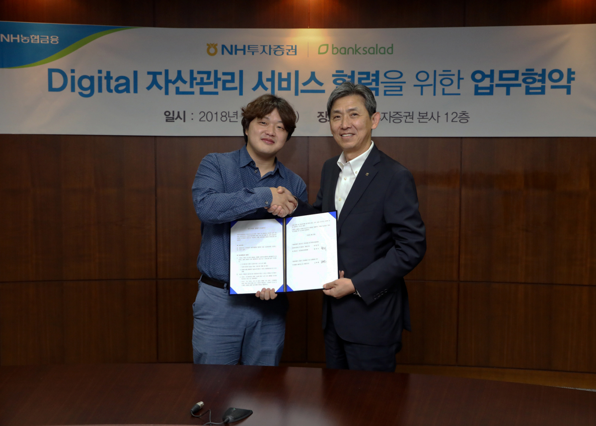 ▲NH투자증권은 14일 NH투자증권 본사에서 레이니스트와 업무협약(MOU)을 체결했다. 사진은 함종욱 NH투자증권 자산관리전략총괄 전무(오른쪽)와 레이니스트 김태훈(왼쪽)대표가 업무협약 기념촬영을 하는 모습. (사진제공=NH투자증권)
