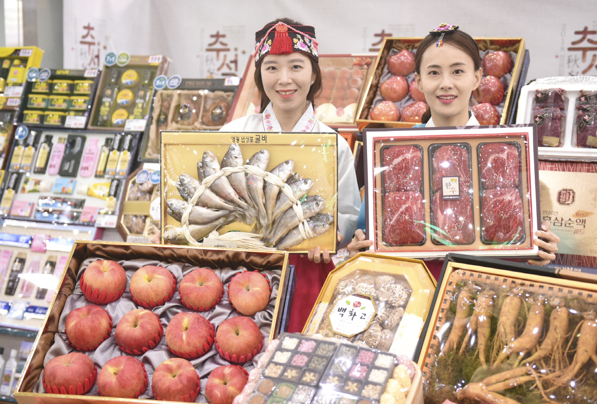 ▲농협유통은 추석 대목을 맞아 23일까지 할인 및 상품권 증정 프로모션을 진행하고 있다. 사진제공 농협유통