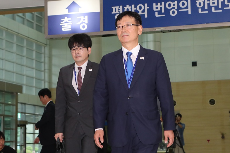 ▲남북정상회담 남측 선발대 단장인 서호 청와대 통일정책비서관(오른쪽)이 16일 오전 경기도 파주시 경의선 남북출입사무소에서 평양으로 가기 위해 출경하고 있다. 왼쪽은 탁현민 청와대 선임행정관.(연합뉴스)