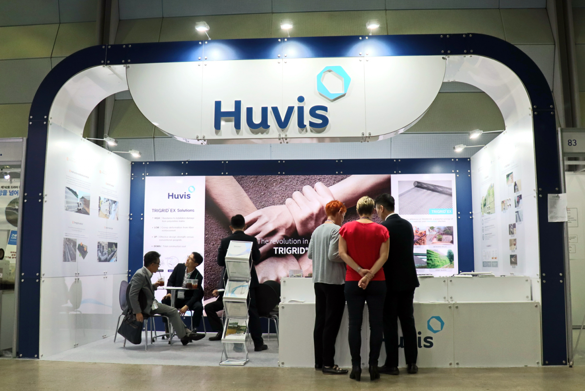 ▲17일, ‘제11 세계지반신소재 대회’ 참가한 휴비스 전시장에 관람객들이 방문하여 상담을 진행하고 있다. (사진제공=휴비스)