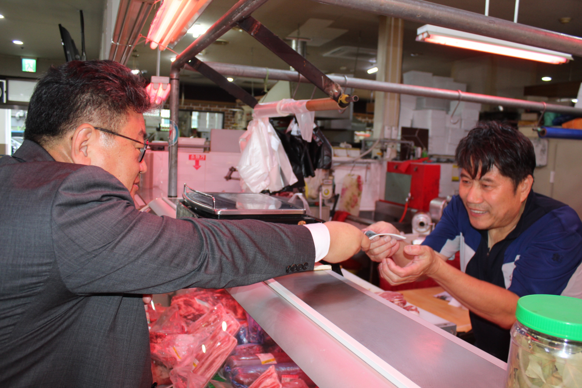 ▲유정배 사장 등 대한석탄공사 임직원은 17일 강원 원주 남부시장을 찾아 장보기행사를 열었다. 이날 구입한 물건은 사회복지시설에 기부했다.(대한석탄공사)