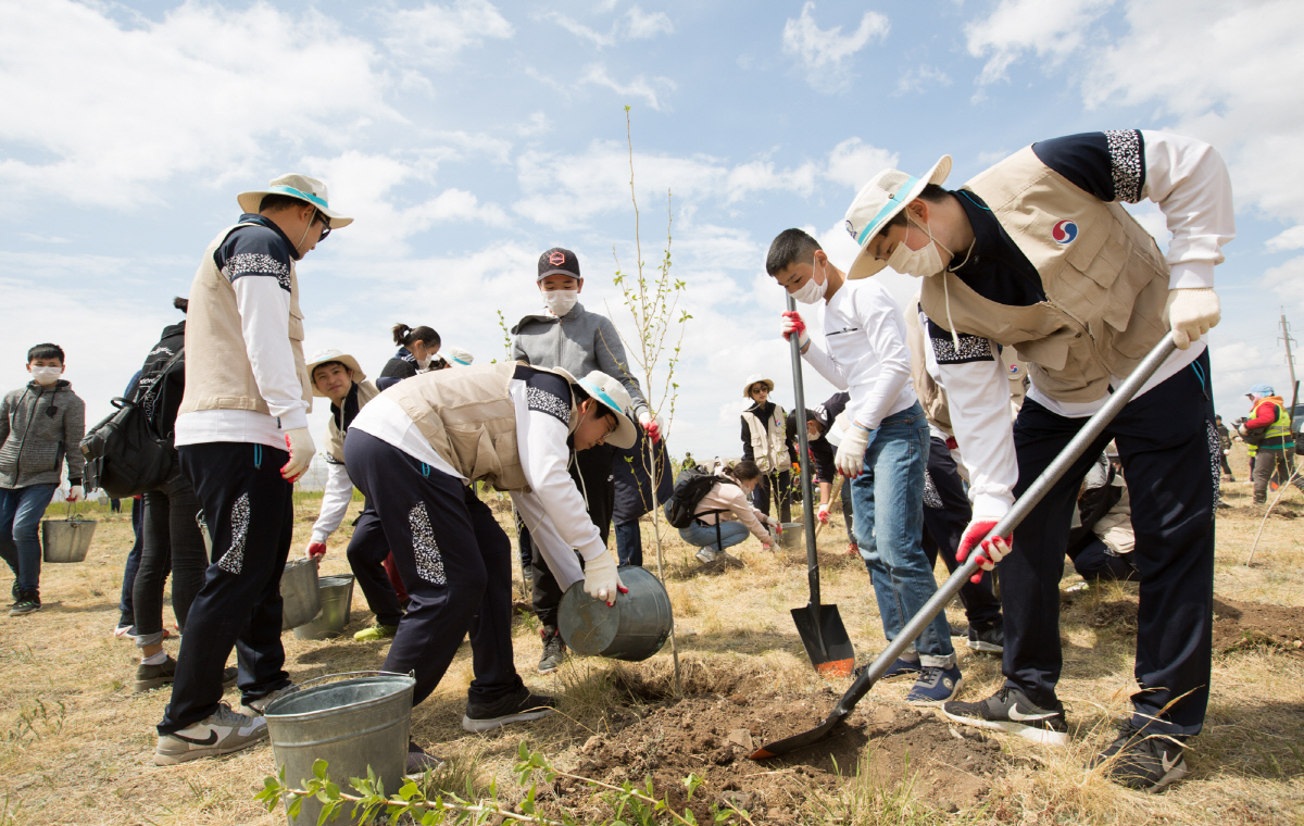 ▲대한항공은 올해 6월 글로벌 플랜팅 프로젝트 사업의 일환으로 몽골 바가노르구 사막화 지역에 임직원·현지주민 등 500여 명이 힘을 합쳐 나무를 심었다. 사진제공=대한항공