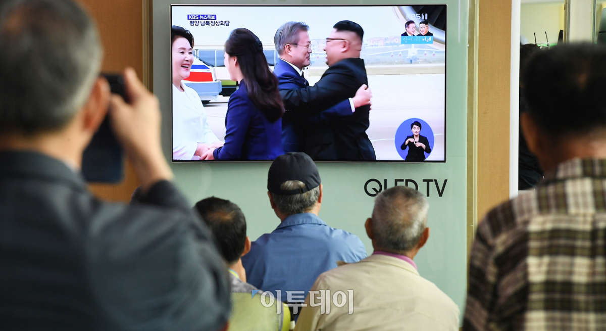 ▲'2018 평양 남북정상회담' 개최일인 18일 오전 서울역에서 시민들이 평양에 도착한 문재인 대통령과 마중 나온 김정은 북한 국무위원장이 만나 포옹하는 역사적인 순간을 TV 생중계를 통해 지켜보고 있다. 이번 정상회담은 지난 2007년 이후 11년 만에 평양에서 이뤄지는 남북 정상 간의 만남이며, 올해 들어 문 대통령과 김정은 북한 국무위원장의 세 번째 만남이다. 오승현 기자 story@
