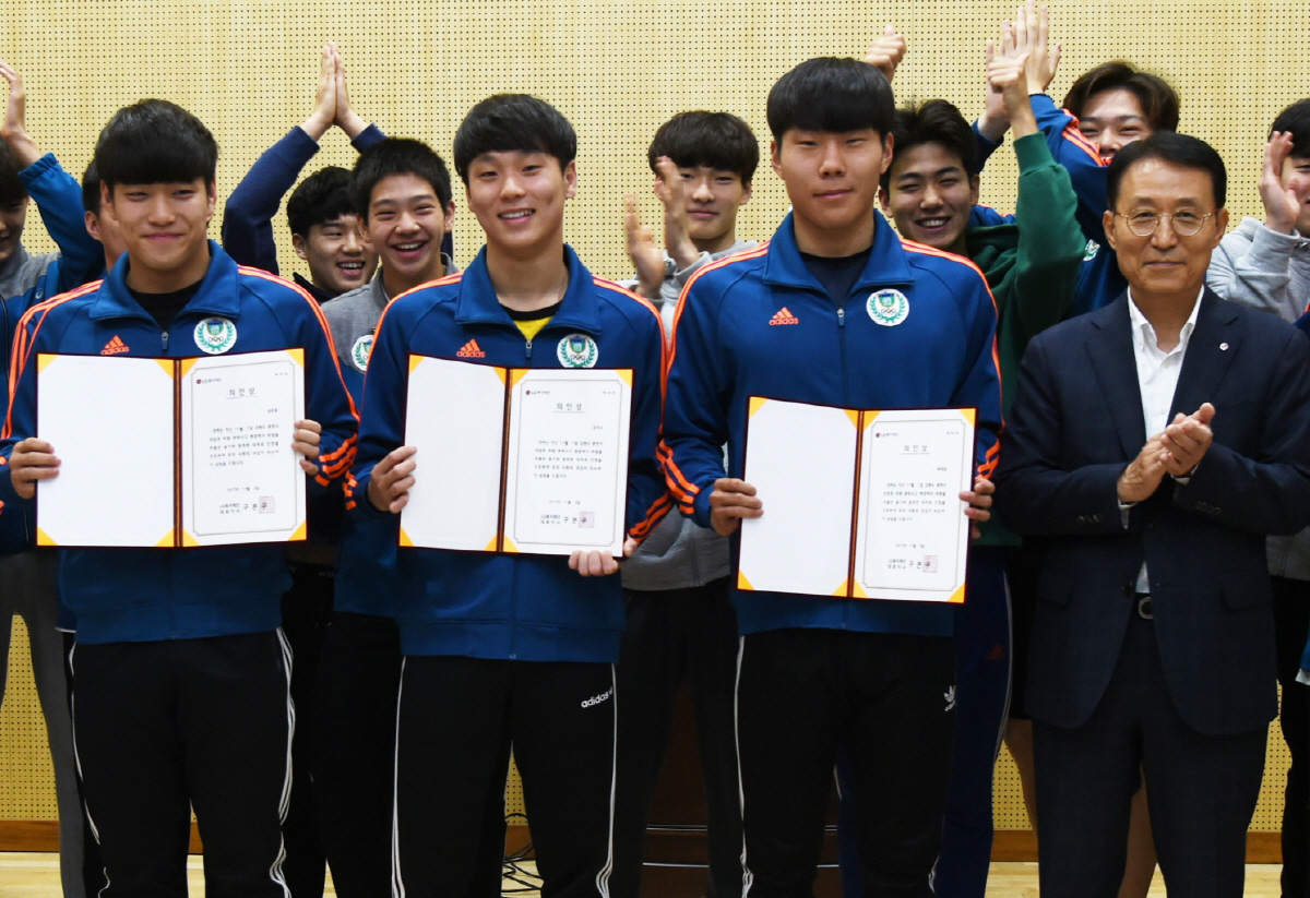 ▲LG복지재단은 강원체육고등학교에서 성준용, 김지수, 최태준(사진 왼쪽부터) 학생에게 ‘LG 의인상’을 전달했다. 앞줄 맨 오른쪽은 남상건 LG복지재단 부사장. 사진제공 LG그룹