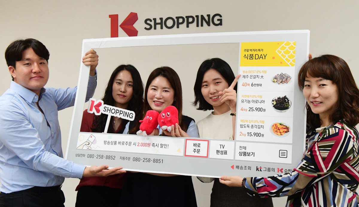 ▲KTH K쇼핑 TV app팀이 12일 서울 동작구 사무실에서 이투데이와 인터뷰에 앞서 포즈를 취하고 있다. 고이란 기자 photoeran@