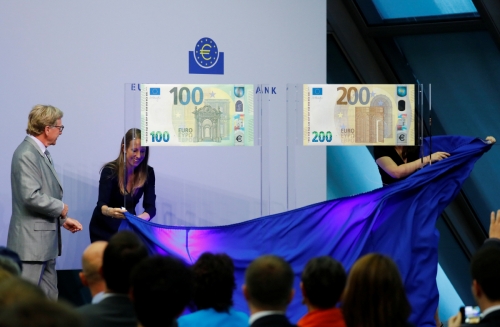 ▲17일(현지시간) 이브 메르슈(왼쪽) 유럽중앙은행(ECB) 상임이사가 100유로와 200유로 신권 디자인을 소개하고 있다. 프랑크푸르트/로이터연합뉴스
