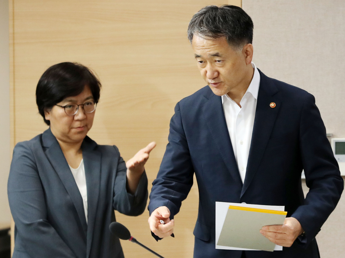 ▲박능후 보건복지부 장관과 정은경 질병관리본부장이 9일 오후 서울 세종로 정부서울청사 브리핑룸에서 메르스(중동호흡기증후군) 확진자 관련 국무총리 주재 긴급 관계장관회의 결과 브리핑을 위해 입장하고 있다.(뉴시스)