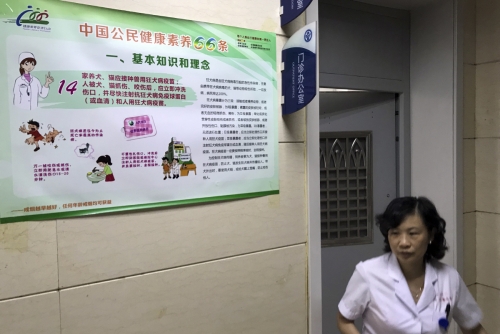 ▲7월 23일(현지시간) 중국 베이징의 한 병원에서 의사가 진료실 밖으로 나오고 있다. 최근 세계경제포럼(WEF)은 중국의 의사 부족 문제를 인공지능(AI)이 해결할 수 있다고 전했다. 베이징/AP뉴시스
