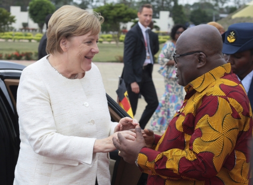 ▲앙겔라 메르켈(왼쪽) 독일 총리가 8월 30일(현지시간) 가나 아크라의 대통령 궁전에서 나나 아쿠포아도 가나 대통령을 만나 인사하고 있다. 아크라/AP뉴시스
