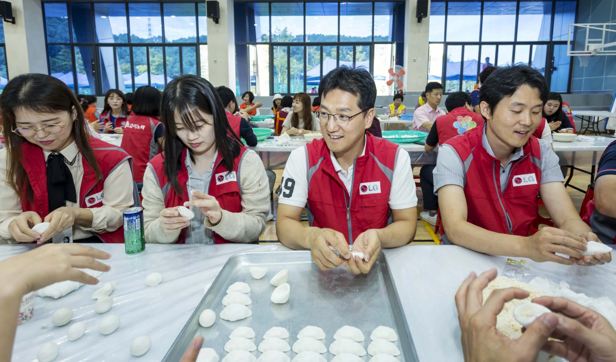 ▲G이노텍 임직원들이 14일부터 19일까지 전국 8개 사업장에서 진행된 ‘이웃사랑 송편나눔’ 릴레이 봉사활동에 참여해 홀몸노인과 장애인 등 어려운 이웃들에게 나눠 줄 송편을 빚고 있다.(사진제공 LG이노텍)