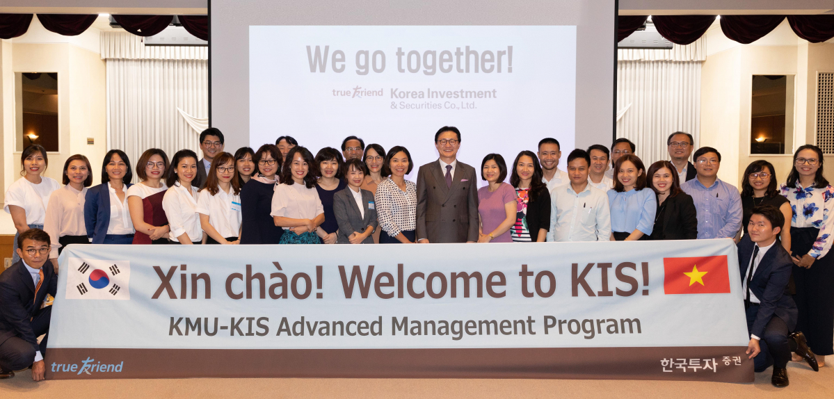 ▲한국투자증권-국민대 최고경영자과정(AMP)에 참여한 베트남 금융권 공무원들이 지난 달 말일 한국투자증권 본사를 방문해 유상호 한국투자증권 사장(앞줄 정가운데)과 기념 사진을 촬영하고 있다. 