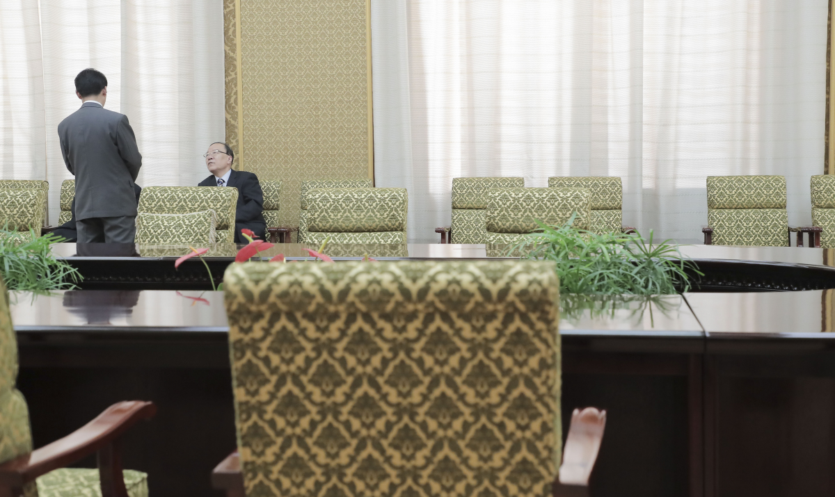 ▲평양남북정상회담의 일환으로 열리는 남북 정당관계자 면담이 예정된 18일 오후 북측 안동춘 최고인민회의 부의장 일행이 남측에서 온 정당관계자들을 기다리고 있다.     더불어민주당 이해찬 대표, 민주평화당 정동영 대표, 정의당 이정미 대표는 한 시간 이상이 지나도록 면담장에 도착하지 않아 행사가 취소됐다. (연합뉴스)