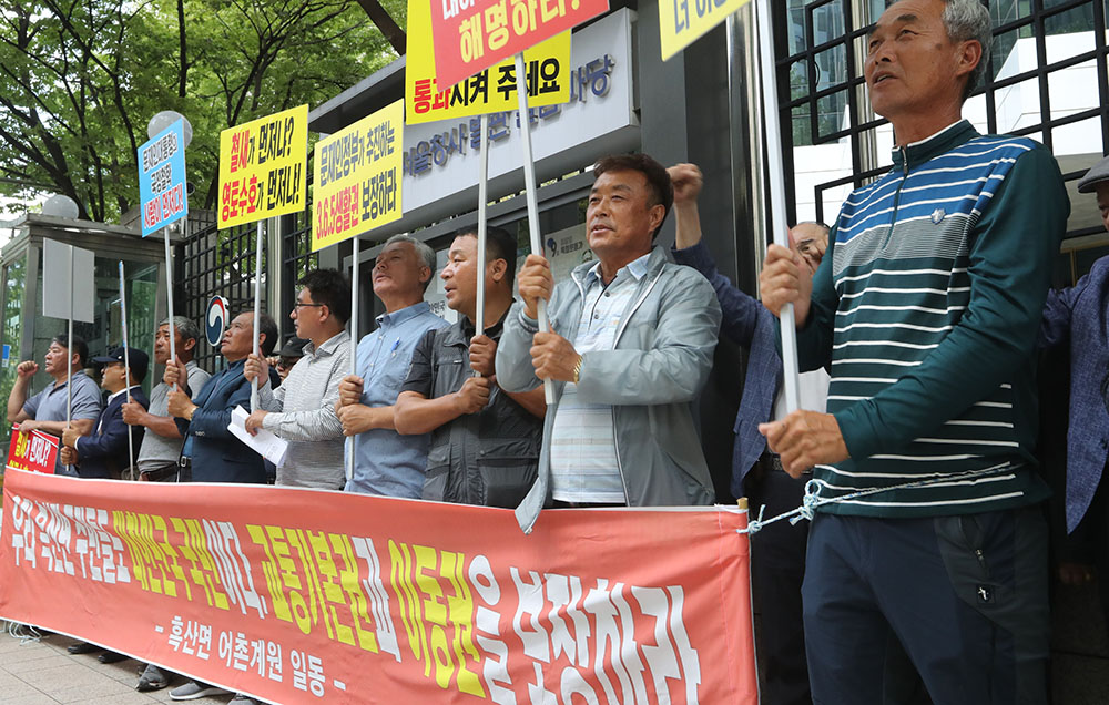 ▲흑산도 주민들이 7일 오후 서울 종로구 도렴동 외교부 청사 앞에서 결의대회를 열고 흑산도 공항 조기착공을 촉구하고 있다(연합뉴스)