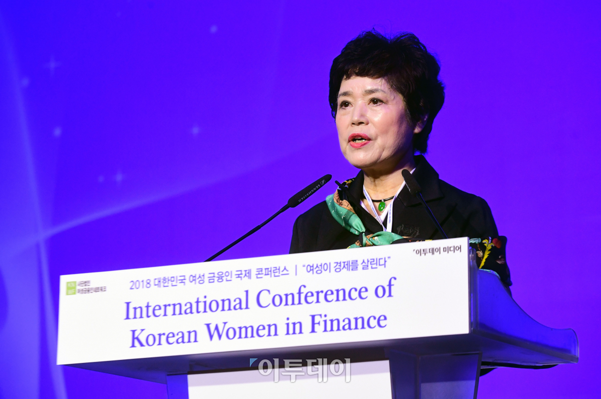 ▲김상경 여성금융인네트워크 회장이 19일 서울 중구 소공동 롯데호텔에서 열린 2018 대한민국 여성 금융인 국제 콘퍼런스에서 개회사를 하고 있다. 고이란 기자 photoeran@