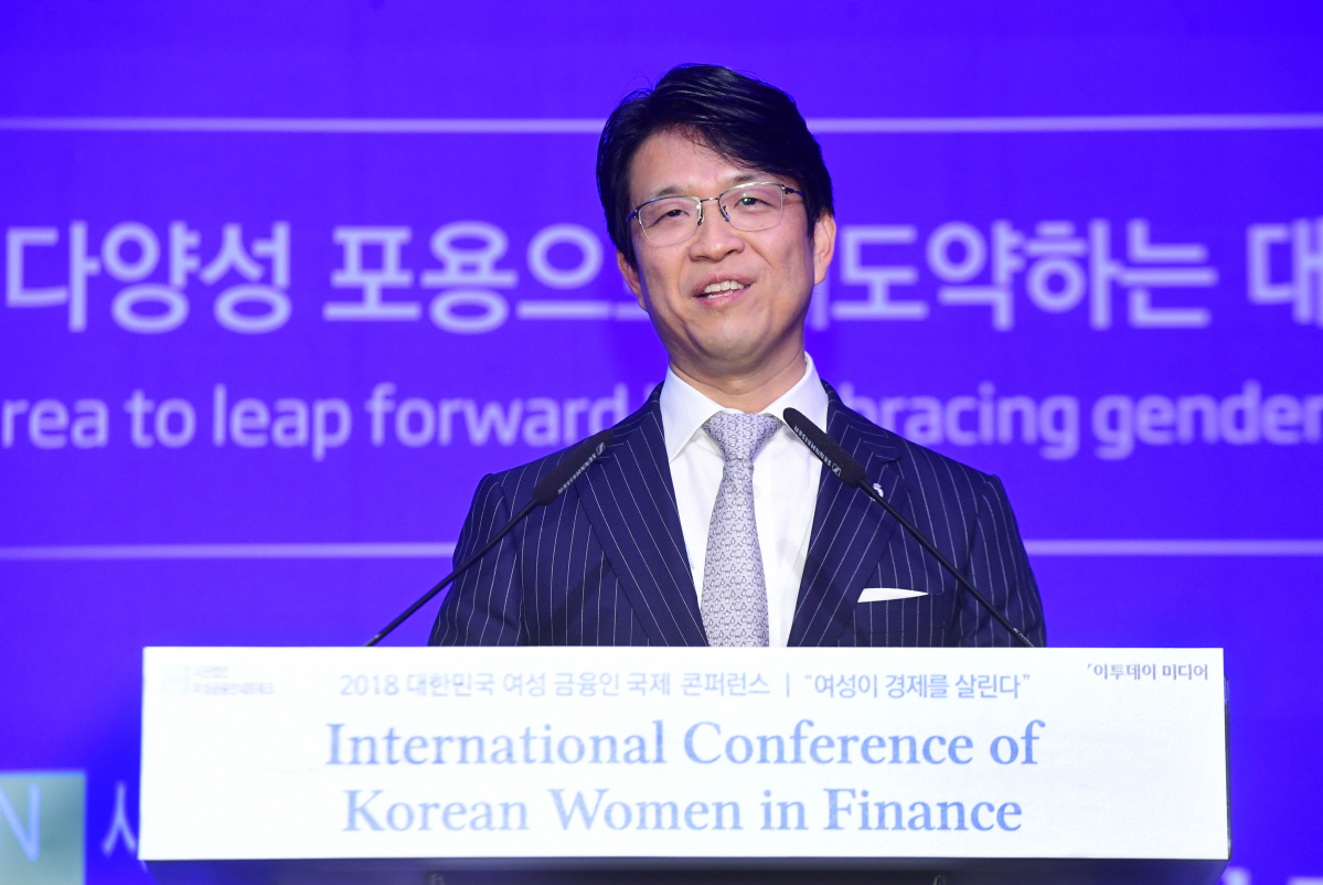 ▲히로 미즈노 일본 공적연금(GPIF) CIO가 19일 서울 중구 소공동 롯데호텔에서 열린 2018 대한민국 여성 금융인 국제 콘퍼런스에서 ‘일본 사례 및 정책제언’을 주제로 기조강연을 하고 있다. 고이란 기자 photoeran@