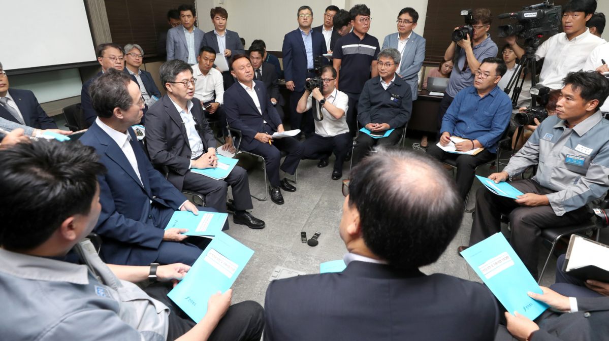 ▲김동연 경제부총리가 19일 오전 고용·산업 위기지역인 전북 군산시를 찾아 한국GM 협력업체인 창원금속공업 공장에서 근로자, 기업인과 간담회를 하고 있다.(연합뉴스)