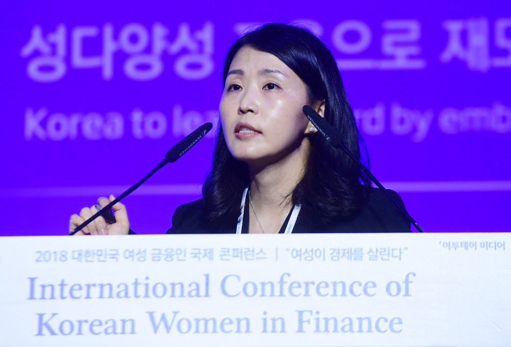 ▲이현주 블룸버그 코리아 팀장이 19일 서울 중구 소공동 롯데호텔에서 열린 2018 대한민국 여성 금융인 국제 콘퍼런스에서 ‘블룸버그 GEI(Gender Equality Index) 소개 및 현황’을 주제로 프리젠테이션을 하고 있다. 고이란 기자 photoeran@(이투데이DB)