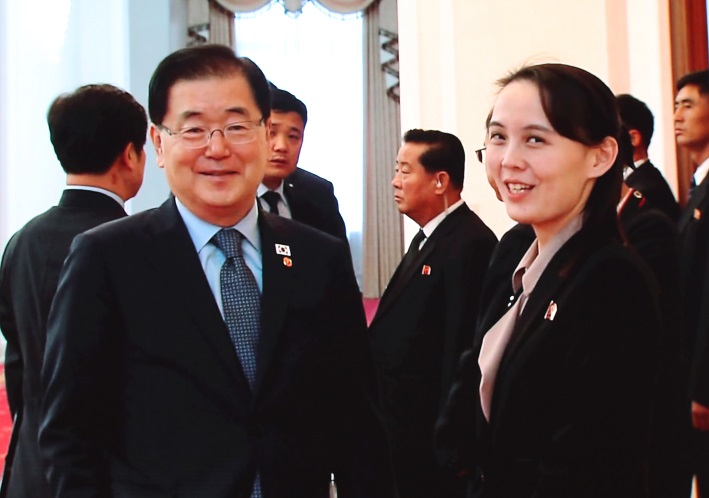 ▲문재인 대통령 평양 방문 이틀째인 19일 오전 정상회담이 예정된 평양 백화원 영빈관에서 정의용 청와대 국가안보실장이 김여정 노동당 제1부부장과 대화하는 모습이 서울 동대문디자인플라자(DDP) 남북정상회담 메인프레스센터의 대형모니터를 통해 나오고 있다.(연합뉴스)