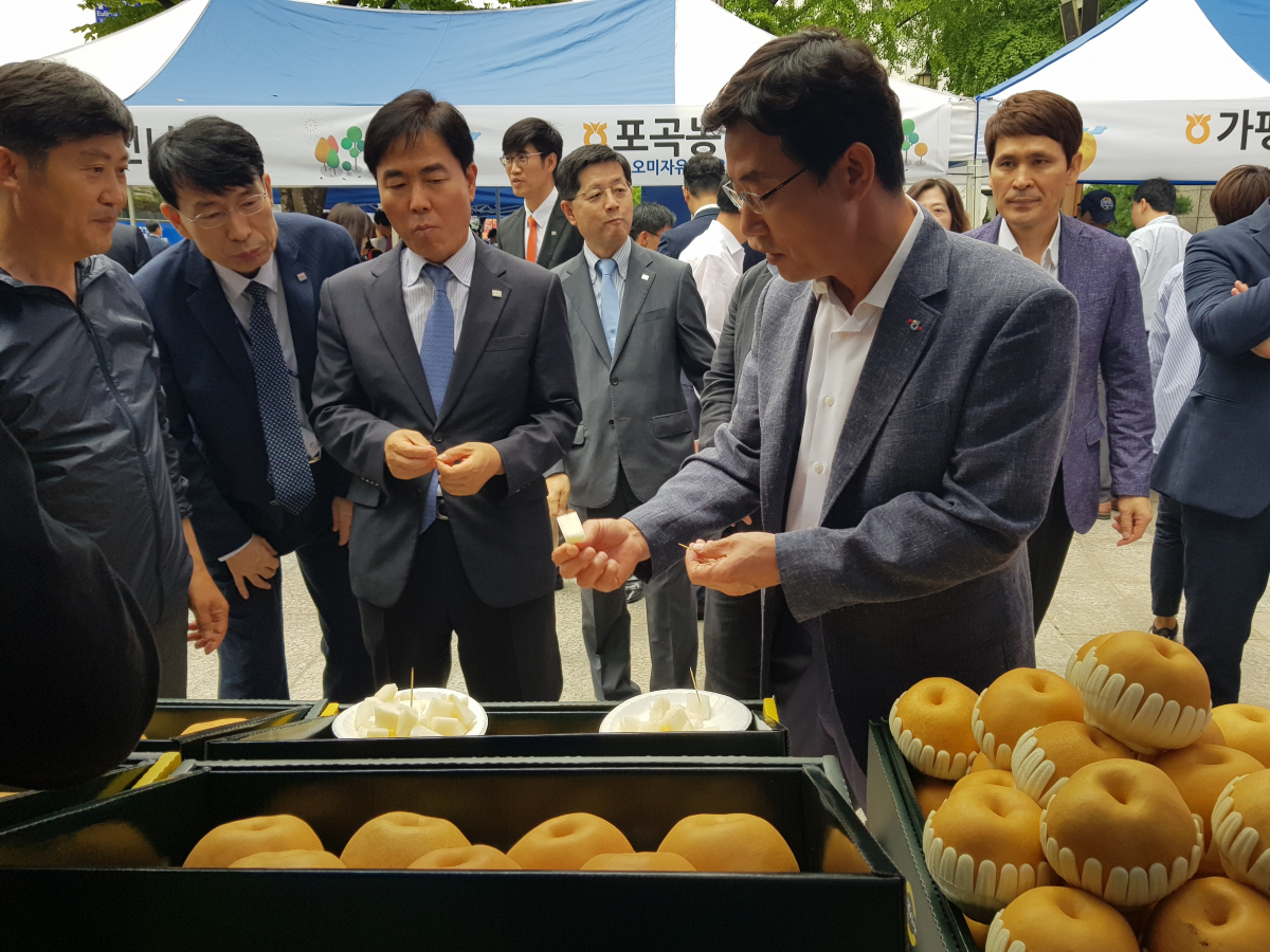 ▲서울농협은 19일 예금보험공사와 함께 서울 예금보험공사 사옥 앞에서 '추석맞이 직거래 큰장터’를 열었다.(서울농협)