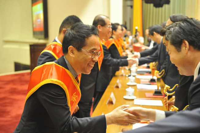 ▲지난 13일 북경인민대회당에서 이랜드 중국 법인장 김우섭 대표가 중화자선상을 수상하는 모습이다.(사진제공=이랜드)