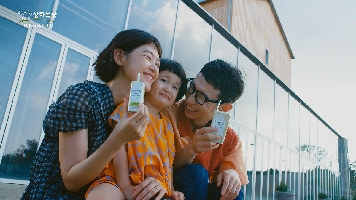 ▲유기농 상하목장 체험 캠페인 홍보대사로 선정된 배우 봉태규 가족. 사진제공=매일유업