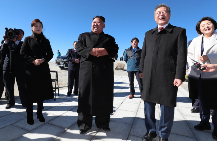 ▲문재인 대통령과 북한 김정은 국무위원장이 20일 오전 백두산 장군봉에 올라 대화하고 있다.(연합뉴스)