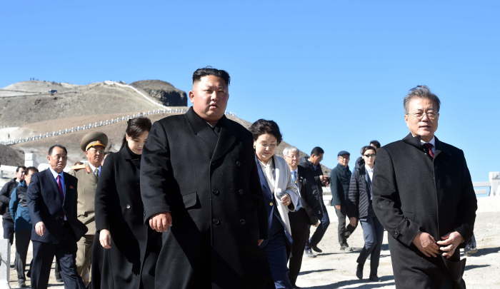 ▲문재인 대통령과 김정은 국무위원장 내외가 20일 백두산 천지로 내려가는 케이블카에 탑승하기 위해 향도역으로 이동하고 있다. (연합뉴스)