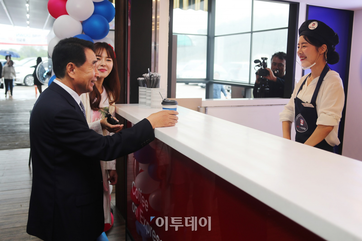 ▲이강래 한국도로공사 사장(왼쪽)이 20일 안성(부산방향)휴게소 ex-cafe 청년희망 개장식이 끝난 후 청년운영자를 격려하고 있다.(도로공사)