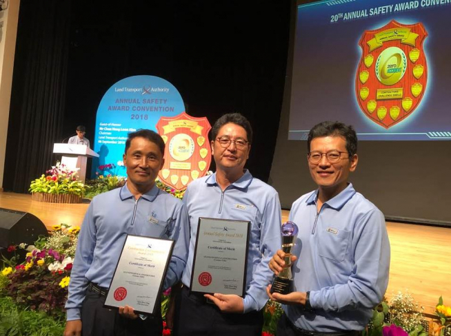 ▲지난 6일 싱가포르 폴리테크닉 컨벤션센터에서 열린 제20회 ASAC 시상식에서 GS건설 이기열 부장, 김한기 현장소장, 장은석 부장(왼쪽부터)이 기념사진을 찍고 있다(사진=GS건설)