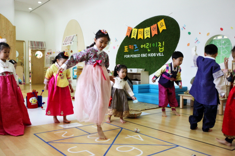 ▲포스코건설이 인천 송도사옥에서 운영중인 '포키즈(POKIDS) 어린이집'을 추가로 신설한다. 이 어린이집은 내년 3월부터 운영될 예정이다. 사진은 포키즈 어린이집 어린이들이 추석을 앞두고, 민속놀이 체험을 하고 있는 모습.(사진=포스코건설)