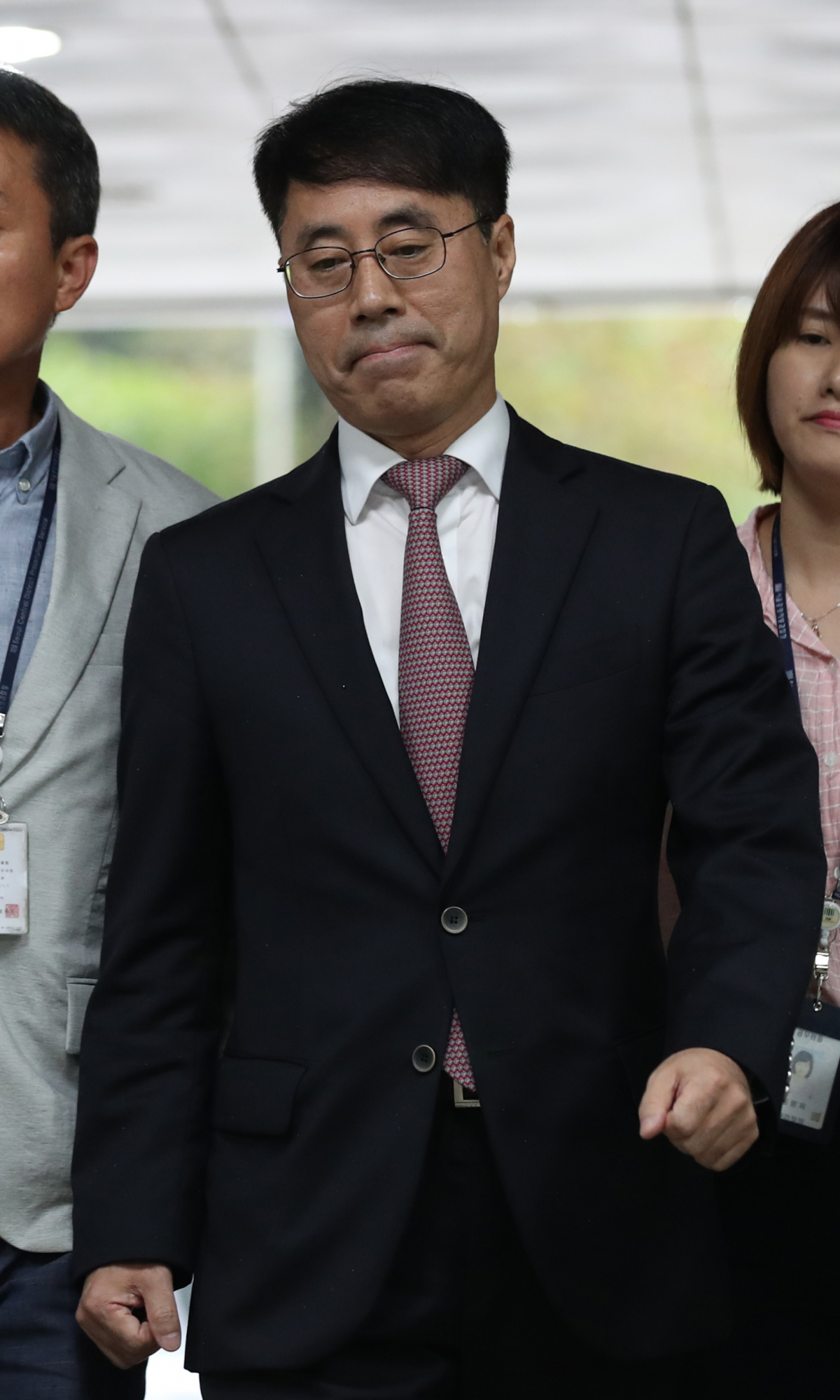 ▲대법원 수석재판연구관으로 재직하면서 사법농단에 관여한 혐의를 받는 유해용 변호사가 영장실질심사를 받기위해 20일 오전 서울 서초구 서울중앙지방법원에 출석하고 있다. (뉴시스)