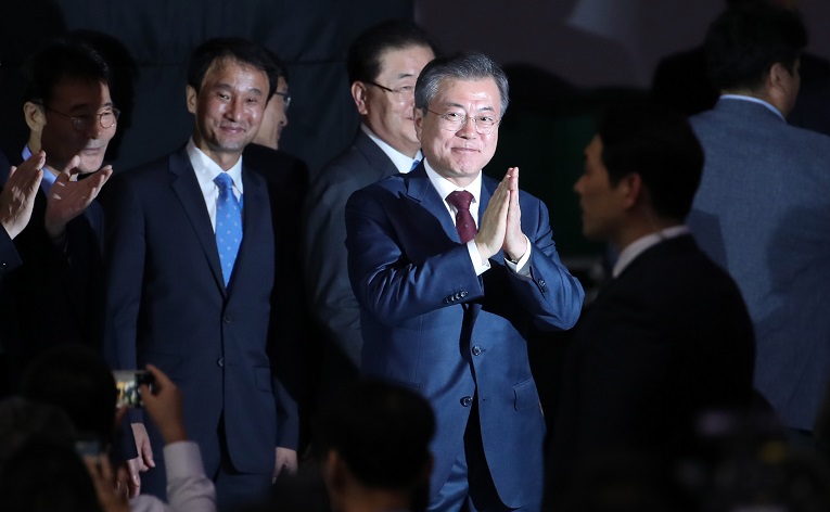 ▲평양에서 남북정상회담을 마치고 돌아온 문재인 대통령이 20일 오후 서울 동대문디자인프라자(DDP)에 마련된 메인프레스센터를 방문, 대국민 보고를 한 뒤 프레스센터를 나서며 두손을 모으고 있다. (연합뉴스)