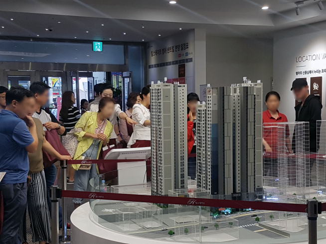 ▲'힐스테이트 범어' 견본주택을 찾아 내부를 둘러보는 방문객들(사진=현대건설)