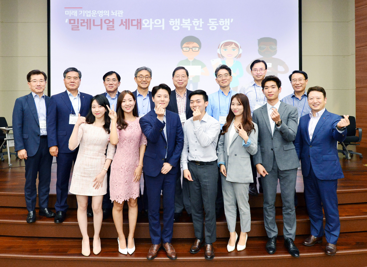 ▲LG화학 신입사원 6명이 박진수 부회장(왼쪽 다섯째) 등 임원들과 '밀레니얼 세대와의 행복한 동행'을 주제로 한 행사를 가졌다.(사진 제공=LG화학)