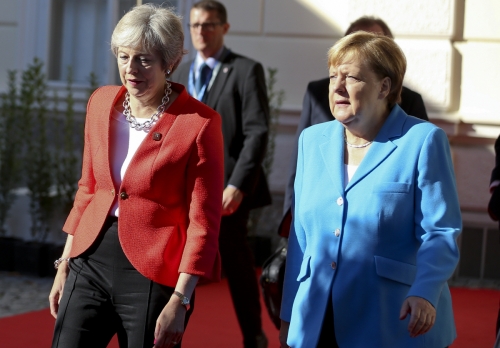 ▲테레사 메이(왼쪽) 영국 총리와 앙겔라 메르켈 독일 총리가 20일(현지시간) 오스트리아 잘츠부르크에서 열린 유럽연합(EU) 정상회담장에 입장하고 있다. 잘츠부르크/신화뉴시스
